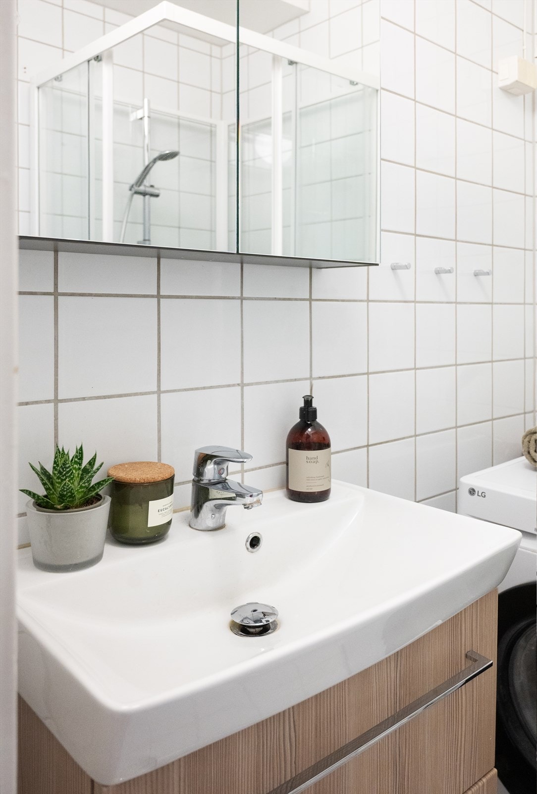 Speilskap over servanten gir praktisk og lett tilgjengelig oppbevaringsplass. Galleribilde