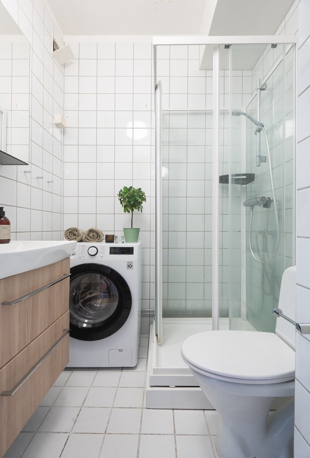 Badet er utstyrt med gulvstående toalett og har naturlig avtrekksventilasjon. Galleribilde