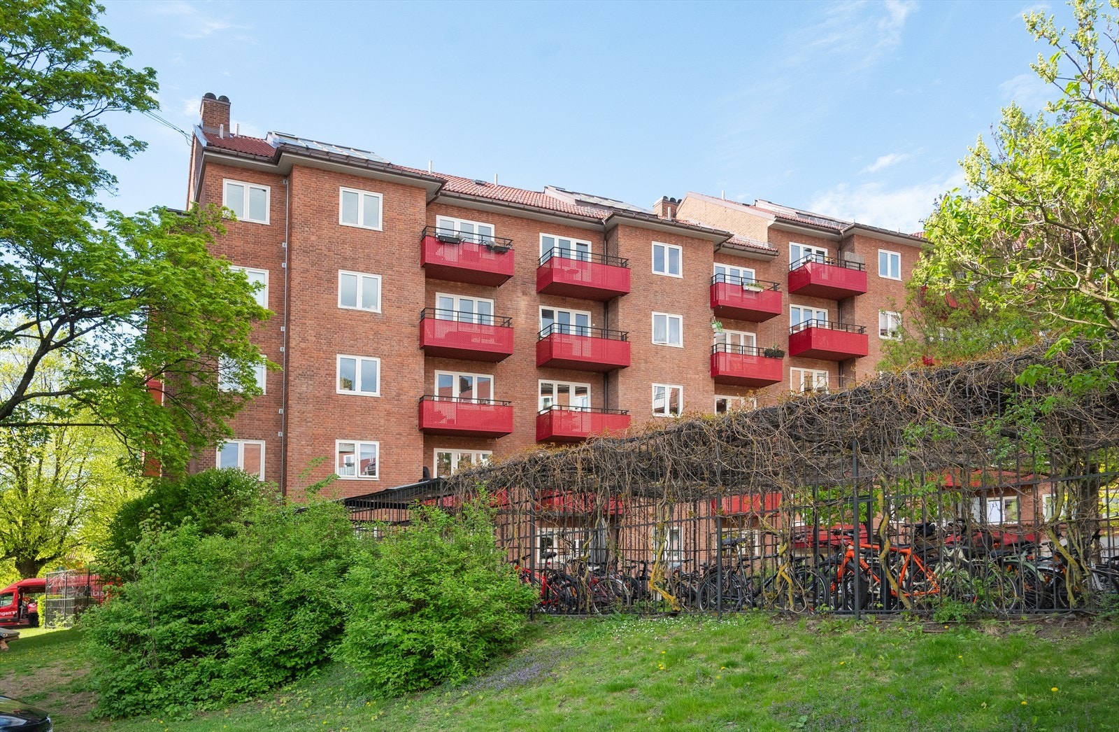 Borettslaget er godt tilrettelagt for sykler, med overbygget parkering. Galleribilde