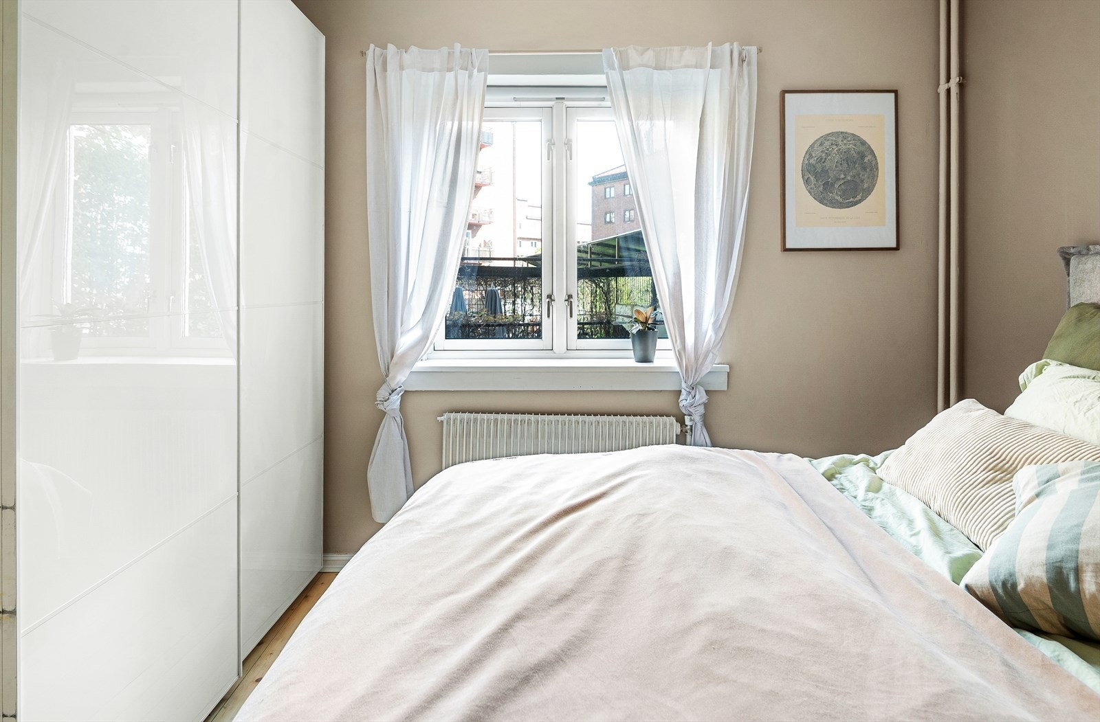 Rommet har rikelig med plass til en stor garderobeløsning. Galleribilde