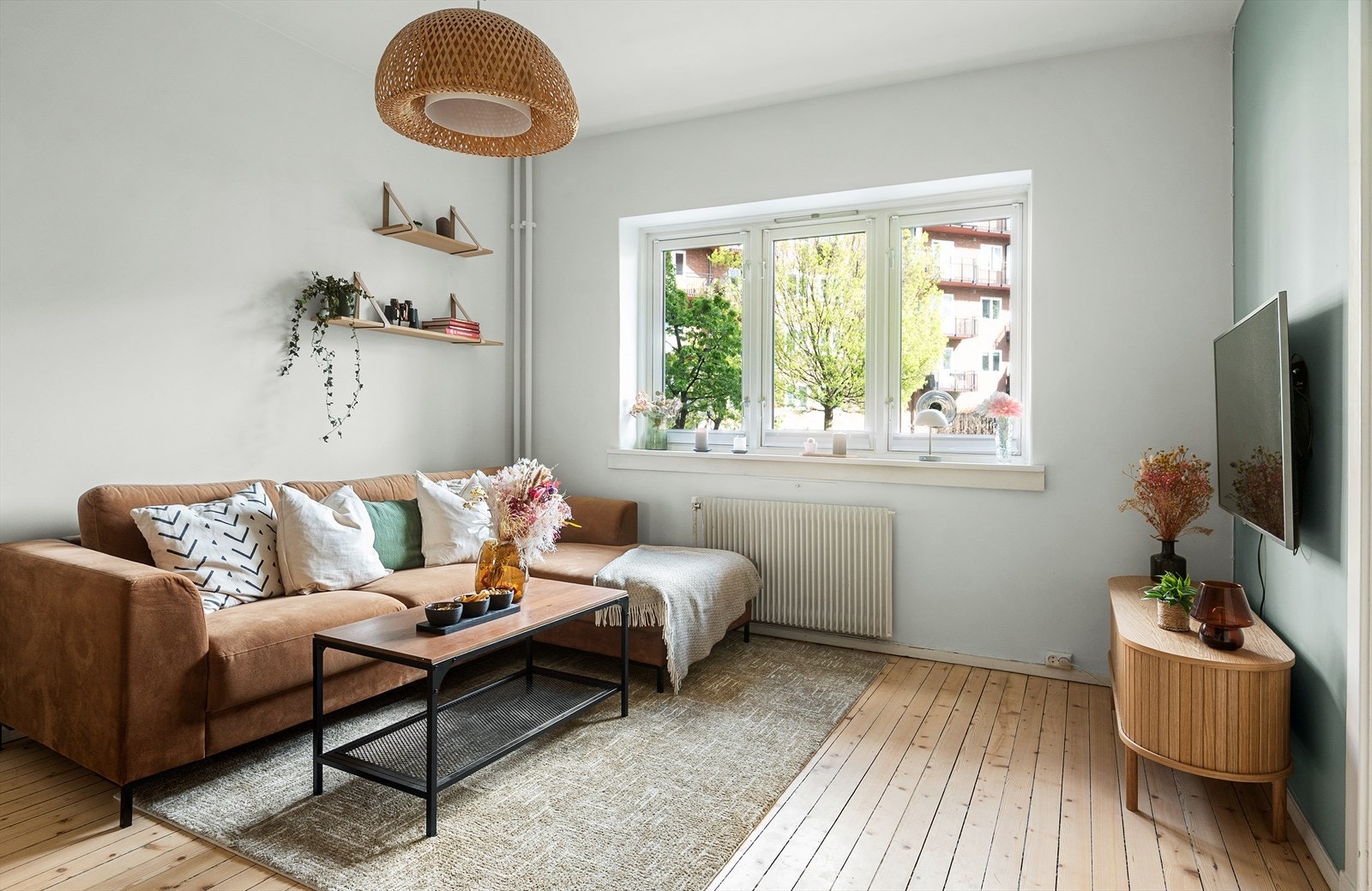 Både stuen og soverommet vender mot den hyggelige bakgården til borettslaget Galleribilde