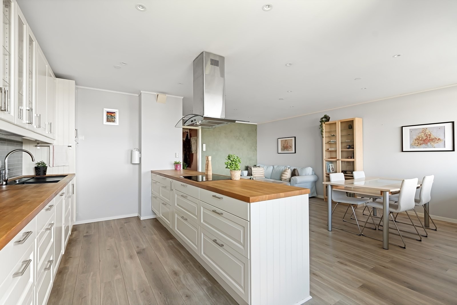 Innredningen har profilerte fronter på skap og skuffer, samt heltre benkeplate. Galleribilde