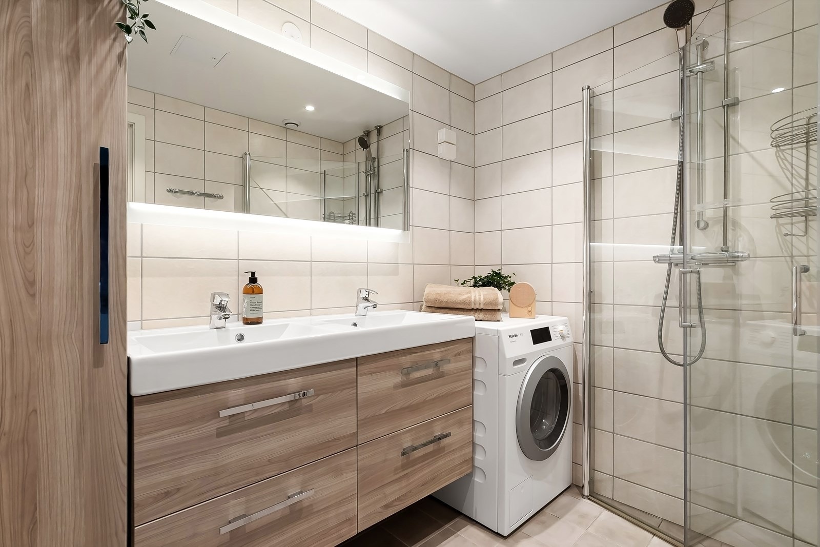 Bad fra 2019 med flislagte overflater, elektrisk gulvvarme og downlights i tak. Galleribilde