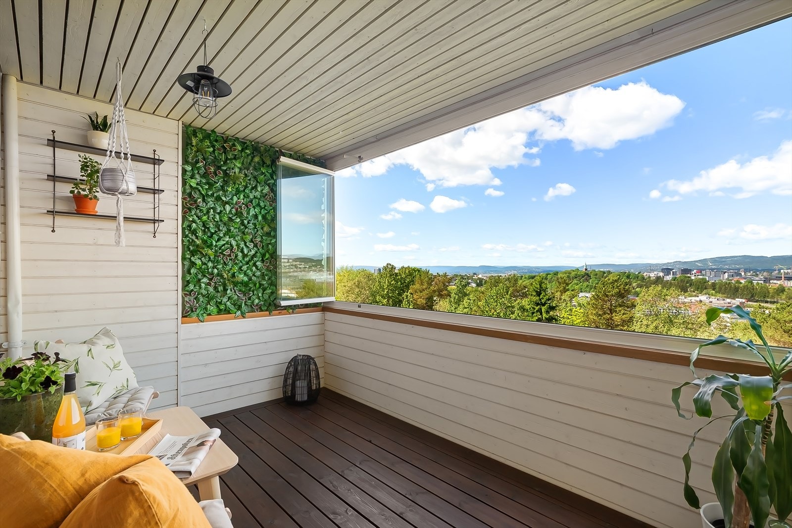 Balkongen er på 8 m² med fantastiske solforhold midtsommers. Galleribilde