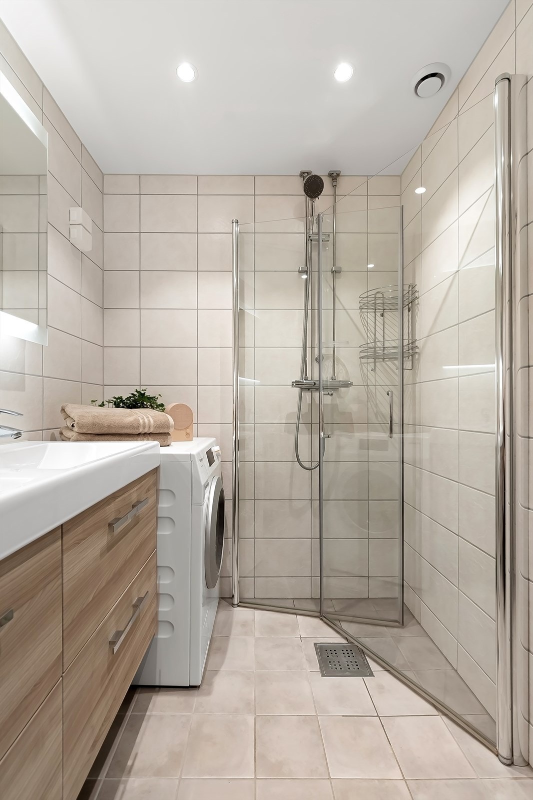 Badet har dusjhjørne med innfellbare glassdører og opplegg for vaskemaskin. Galleribilde