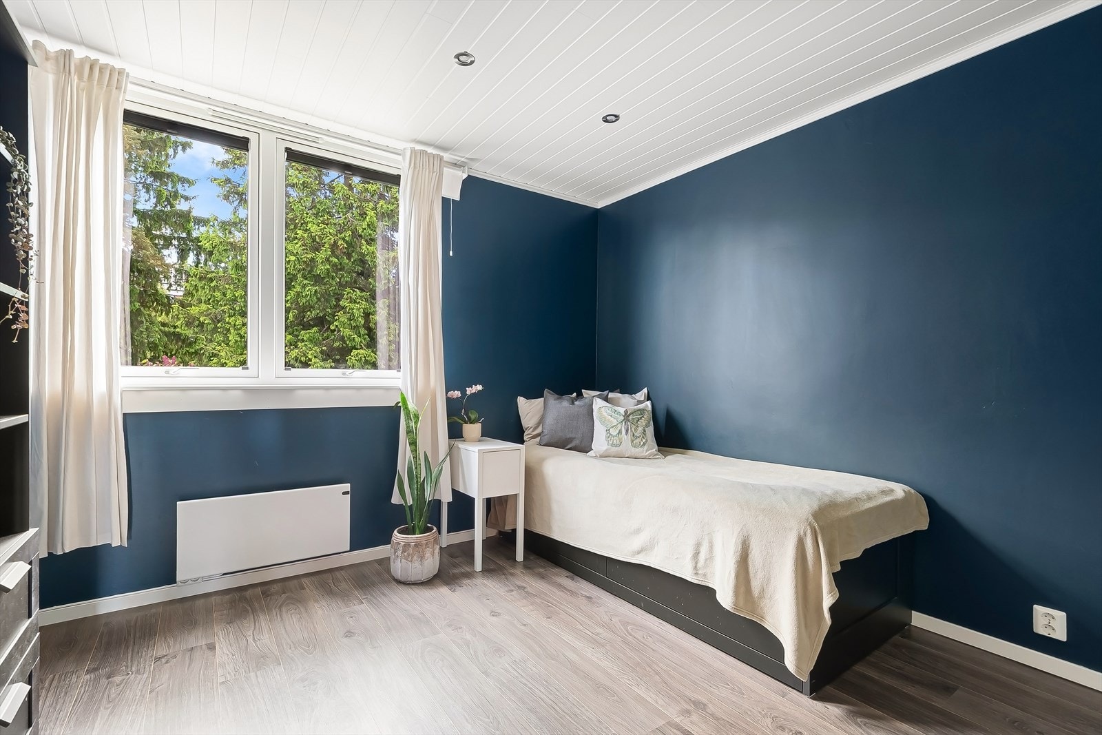 Soverom II- Her har du rikelig med plass til seng, garderobe og øvrig ønsket møblement. Galleribilde