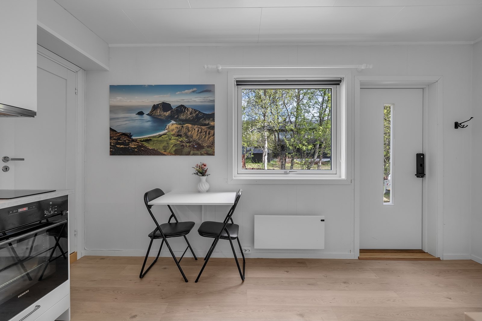 Oppholdsrom hybel - egen inngang fra baksiden Galleribilde