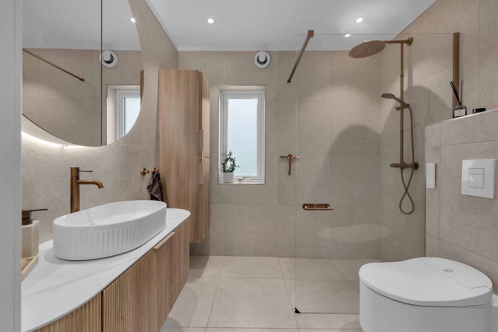 Badet ble oppgradert i 2025. Svært tiltalende og moderne med fine fliser, glassvegg og innredning Galleribilde