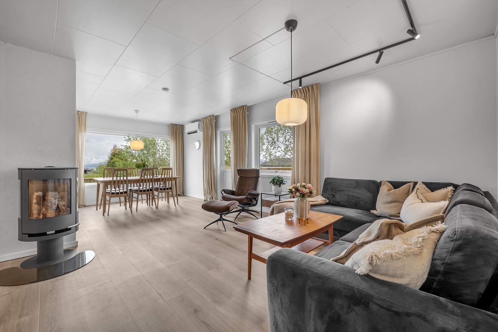 Lyst og fint oppholdsrom i 1. etasje - utgang til terrasse Galleribilde