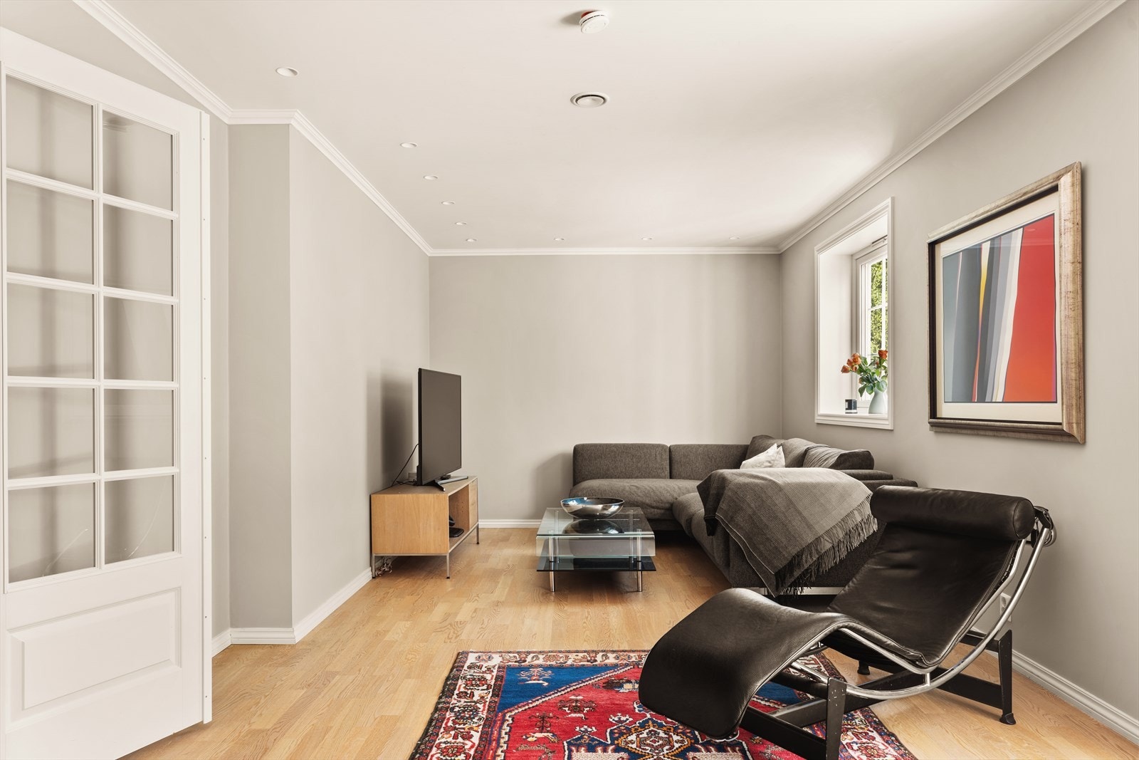 Underetasjen har egen inngang fra utsiden og inneholder et soverom, en stue, samt et moderne bad - godt egnet som gjesteavdeling eller praktikantdel. Galleribilde