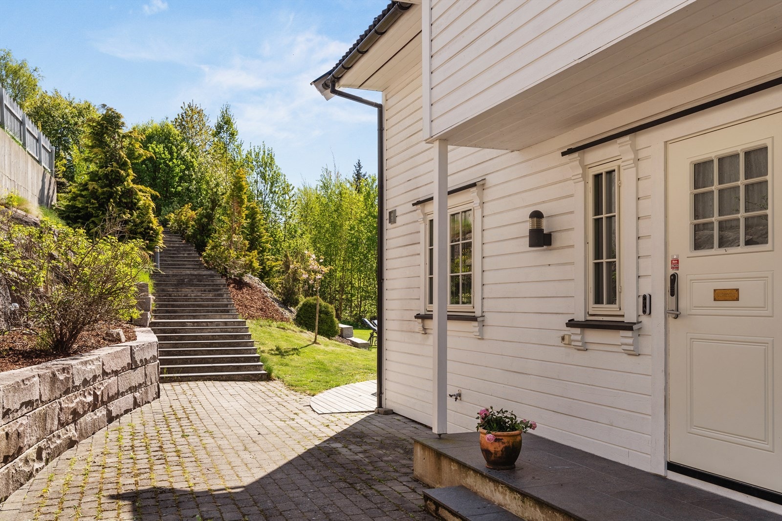 Delvis overbygget inngangsparti Galleribilde