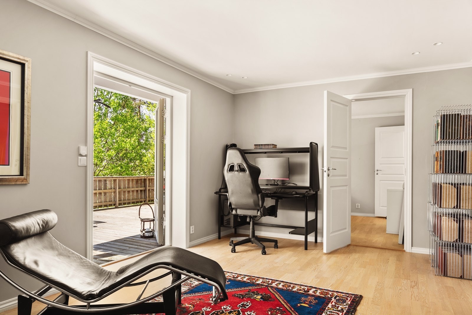 Underetasjen har egen inngang fra utsiden og inneholder et soverom, en stue, samt et moderne bad - godt egnet som gjesteavdeling eller praktikantdel. Galleribilde
