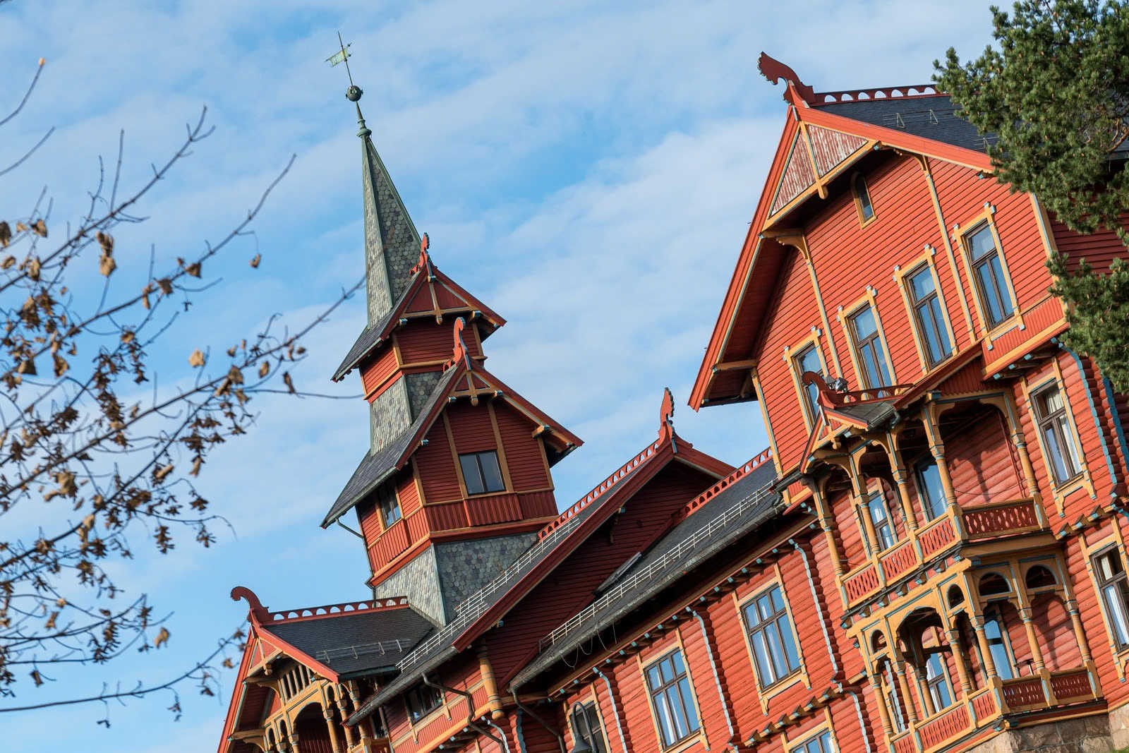 Holmenkollen har flere hyggelige restauranter og servicetilbud - Holmenkollen Park med treningssenter Galleribilde