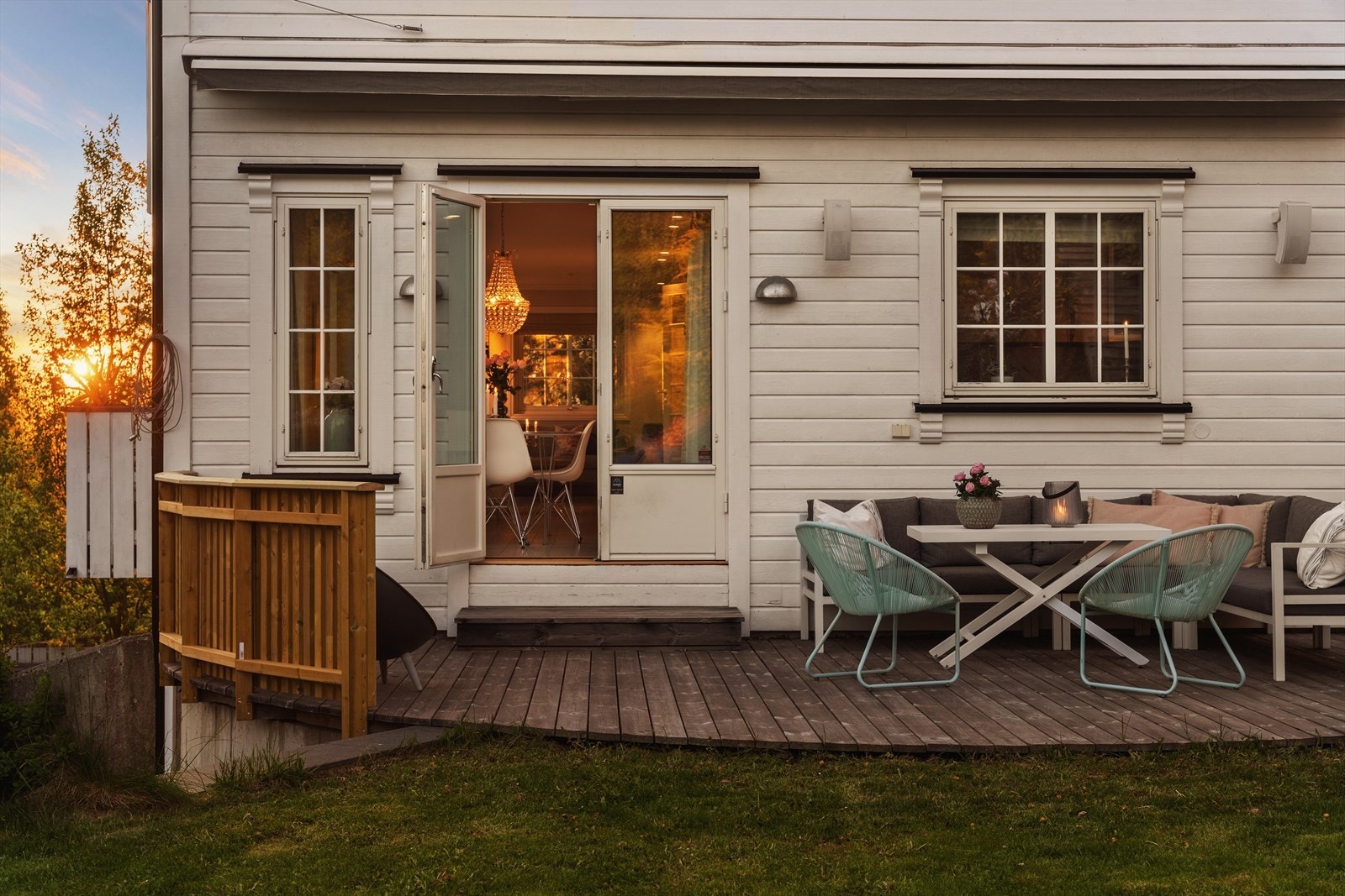 Representativ villa med innholdsrik og familievennlig planløsning. Lekre uteplasser med svært gode solforhold på både terrasser og hage Galleribilde