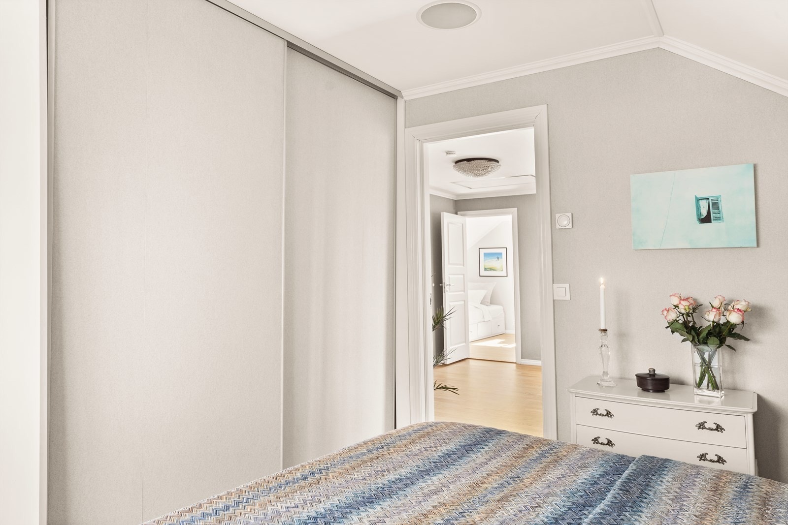 Hovedsoverommet har eget omkledningsrom og privat bad, noe som gir en suite-følelse Galleribilde