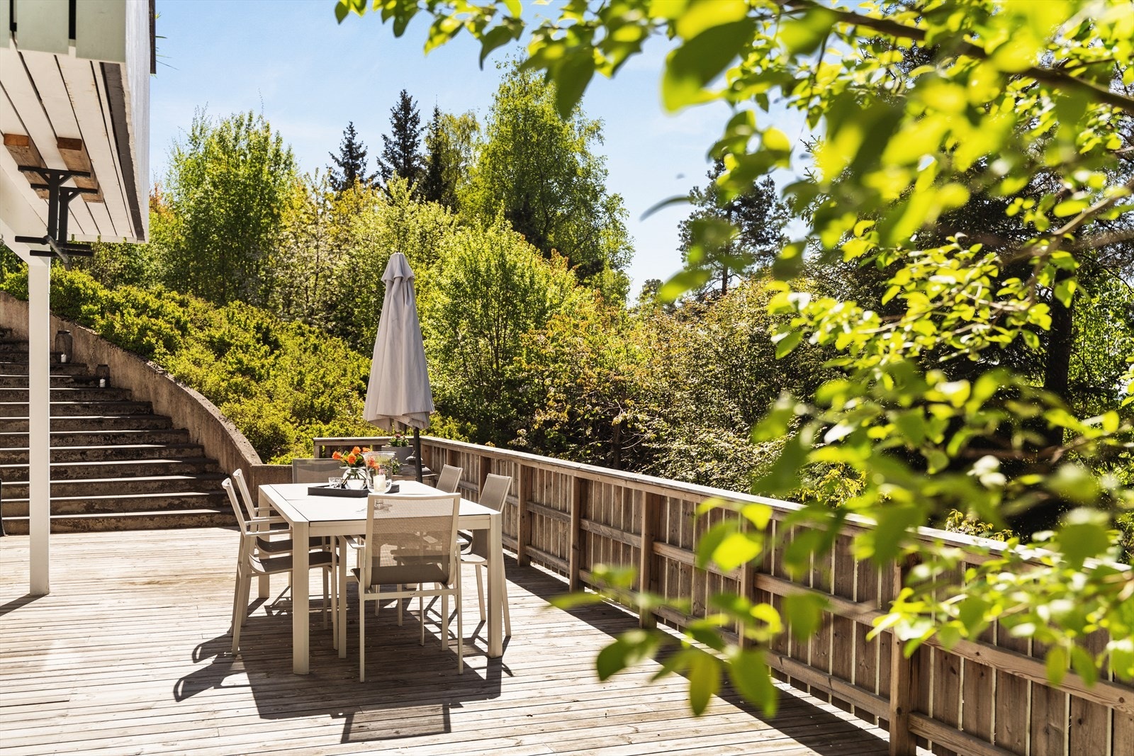 Terrasse med utvendig adkomst og fra stuen i underetasjen Galleribilde
