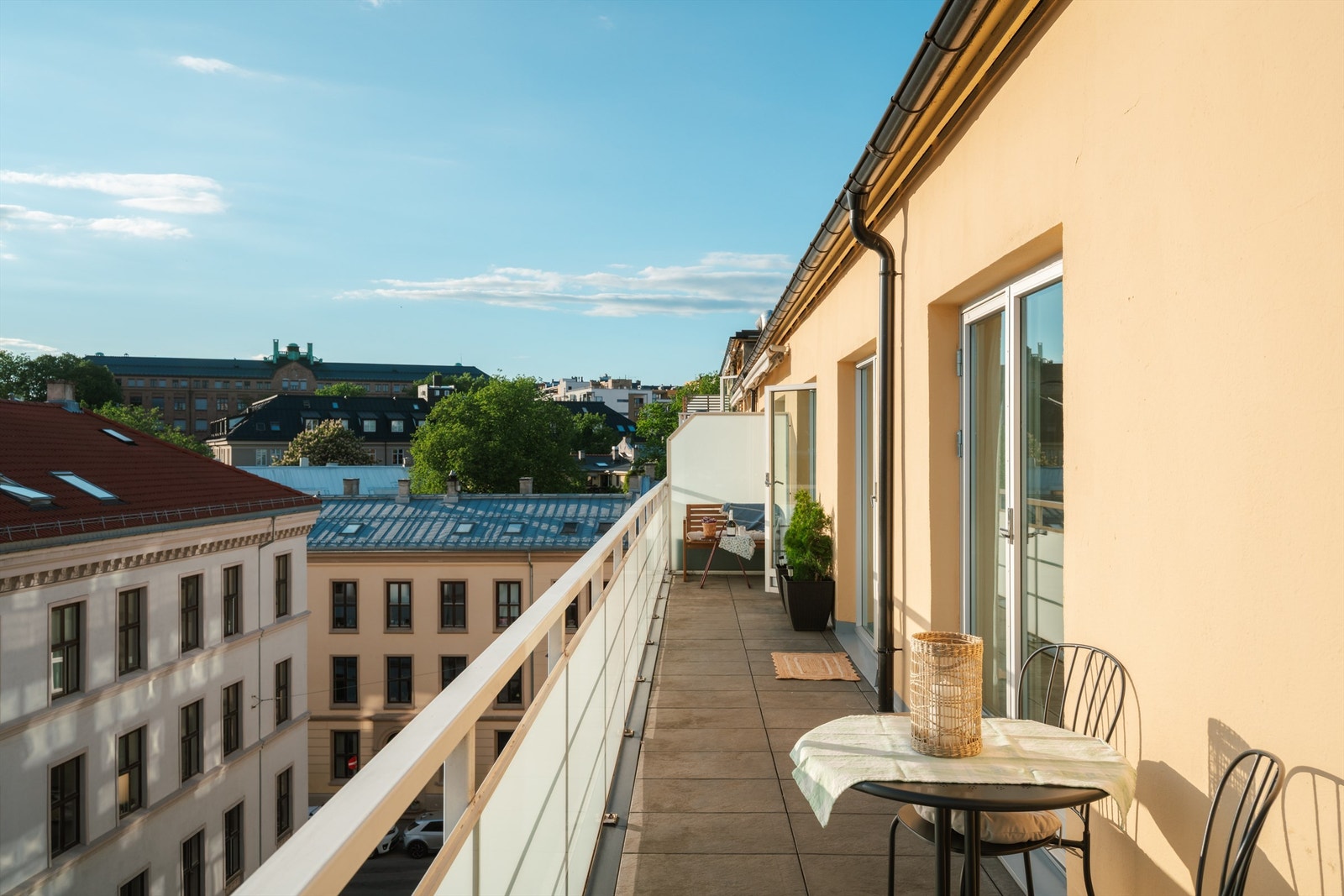 Terrassen har svært gode solforhold, flott utsikt mot Slottet og oppleves privat og skjermet uten innsyn fra andre leiligheter. Galleribilde