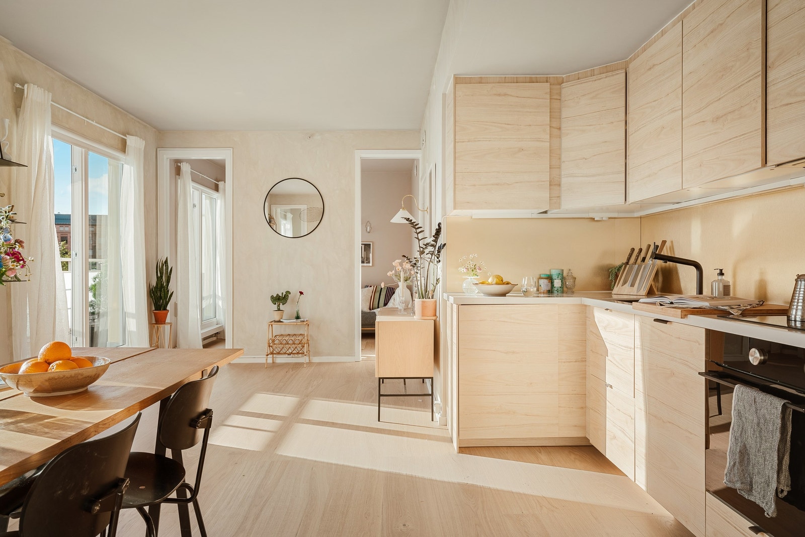 Kjøkkenet har moderne innredning med glatte fronter, benkeplate i stein med nedfelt vaskekum og integrerte hvitevarer som kjøl-/fryseskap, oppvaskmaskin, platetopp og stekeovn. Galleribilde