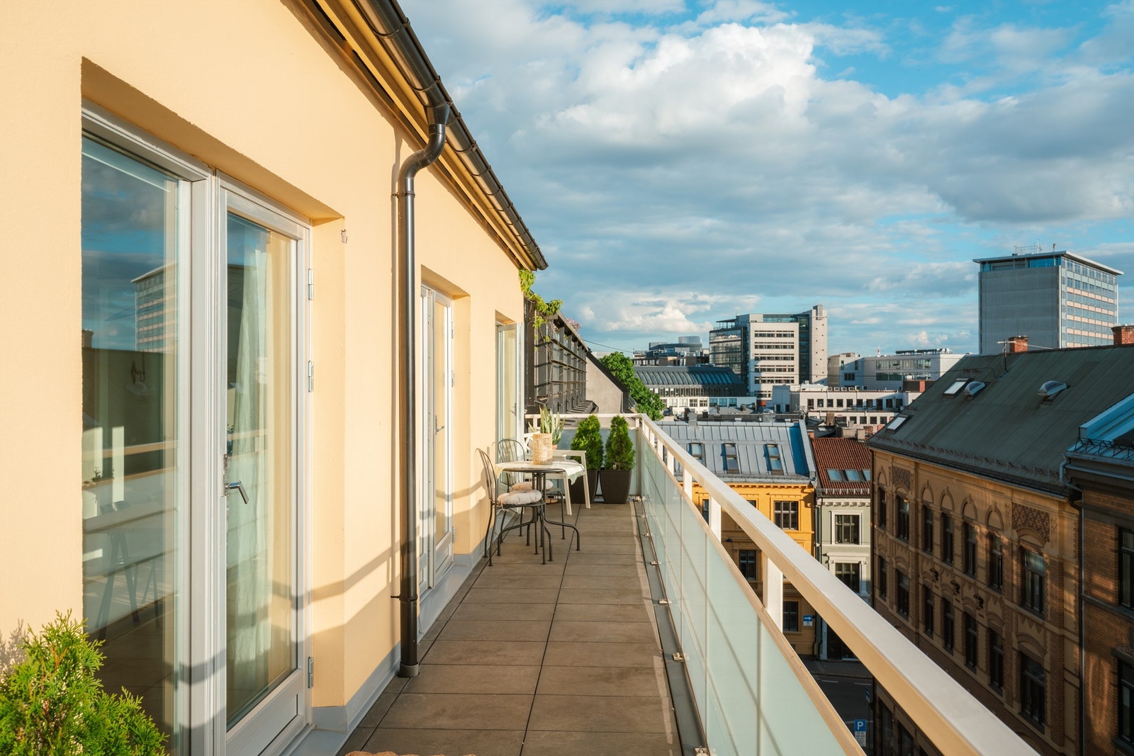 Leiligheten kjennetegnes av store vindusflater fra nær gulv til tak, 2.71m takhøyde, og direkte utgang til den skjermede, vestvendte terrassen fra alle rom.
Foto: Fredrik Andersen Galleribilde