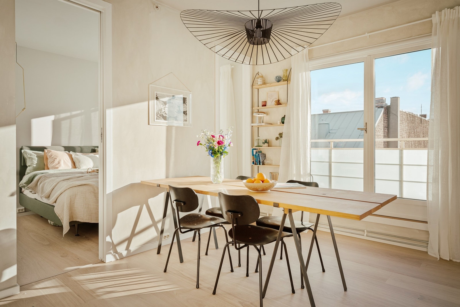 Plass til større spisebord hvor du kan samle venner og familie. Galleribilde