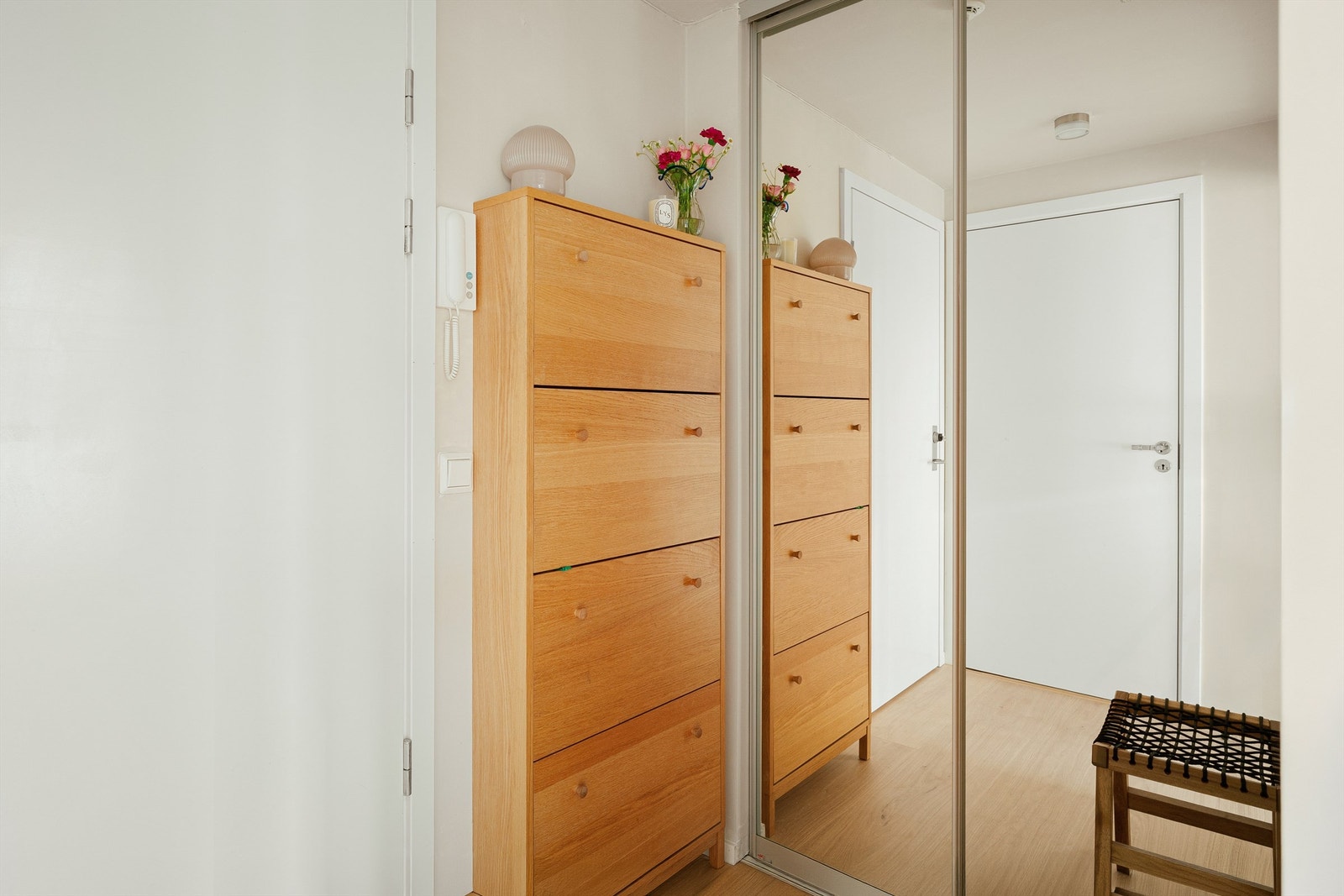 Entré med plass til oppbevaring. Bygget har heis, og garasjeplass med el-lader medfølger. Galleribilde