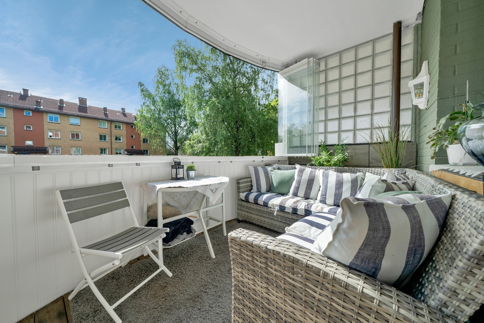 De innfellbare glassfeltene gjør balkongen like anvendelig året rundt, enten du vil nyte varme sommerdager eller sene høstkvelder. Galleribilde