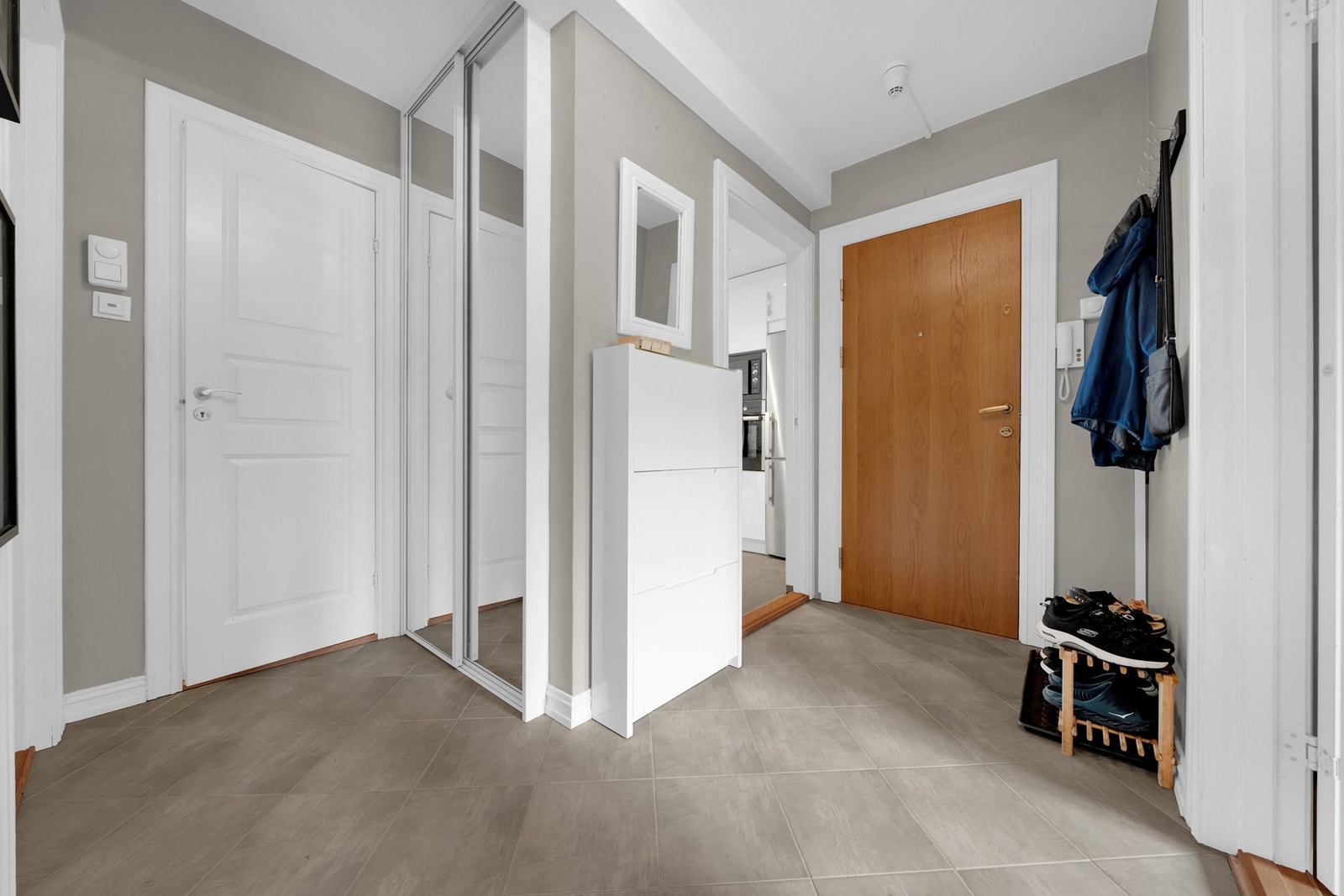 Her har du varmekabler i gulv og plassbygd skap for gode oppbevaringsmuligheter. Galleribilde