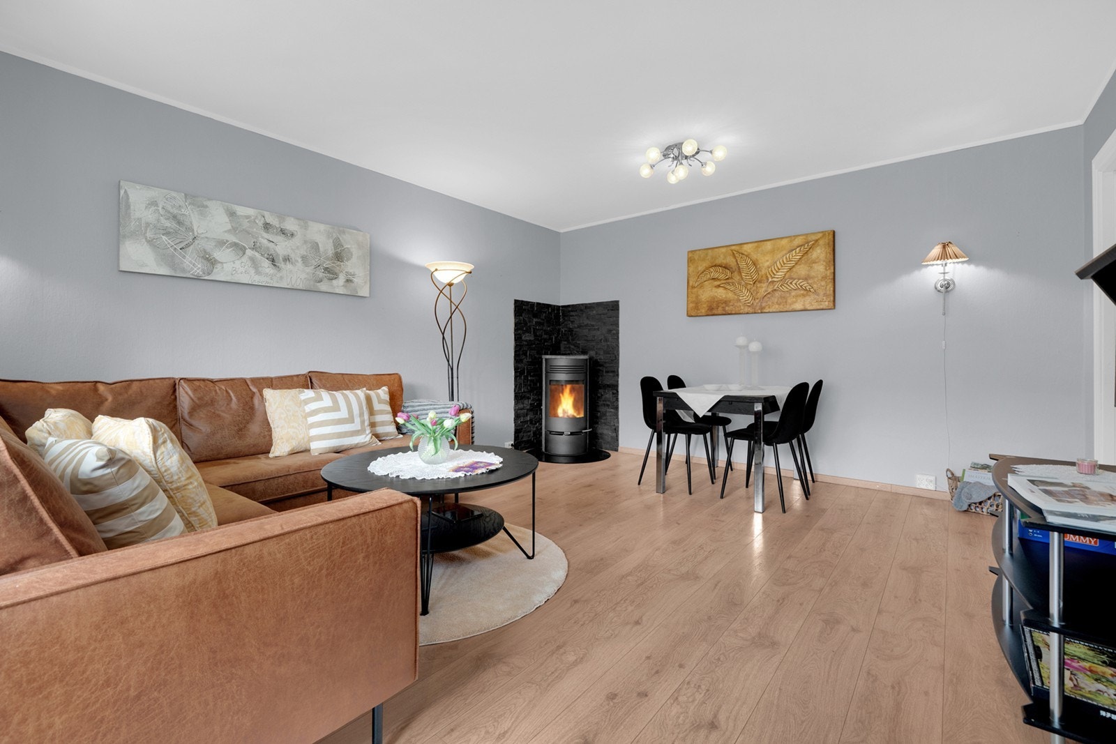 Stuen har en god planløsning med fleksible møbleringsmuligheter og god plass til både sofagruppe, TV-møblement og spisebord. Galleribilde