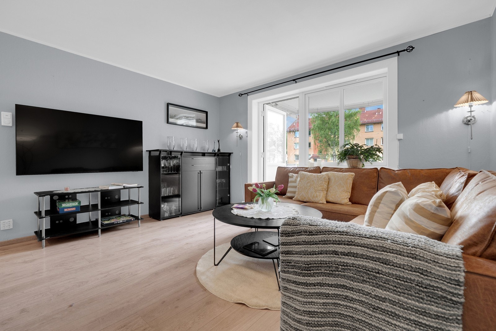 Fra stuen er det utgang til en romslig sørøstvendt innglasset balkong på ca. 9m²(Bra-B). Hele leiligheten er malt i lyse og tidsriktige farger. Galleribilde