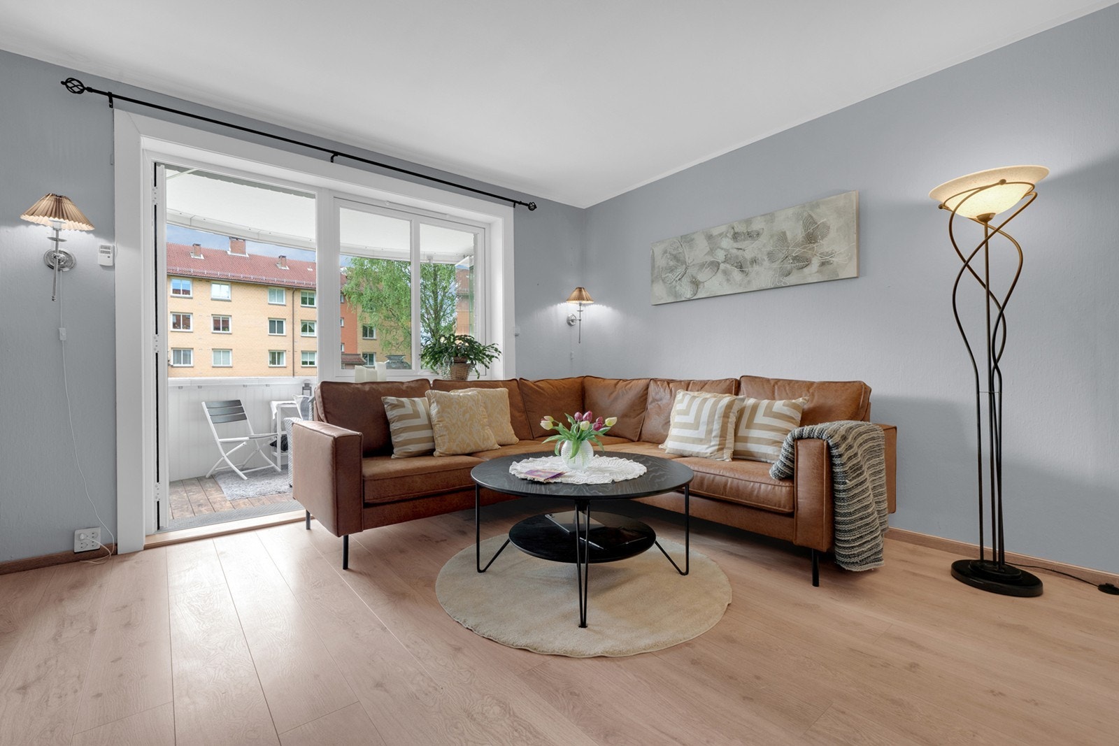 Lys og romslig stue med store vindusflater som sørger for rikelig med naturlig lysinnslipp og skaper en luftig og innbydende atmosfære. Galleribilde