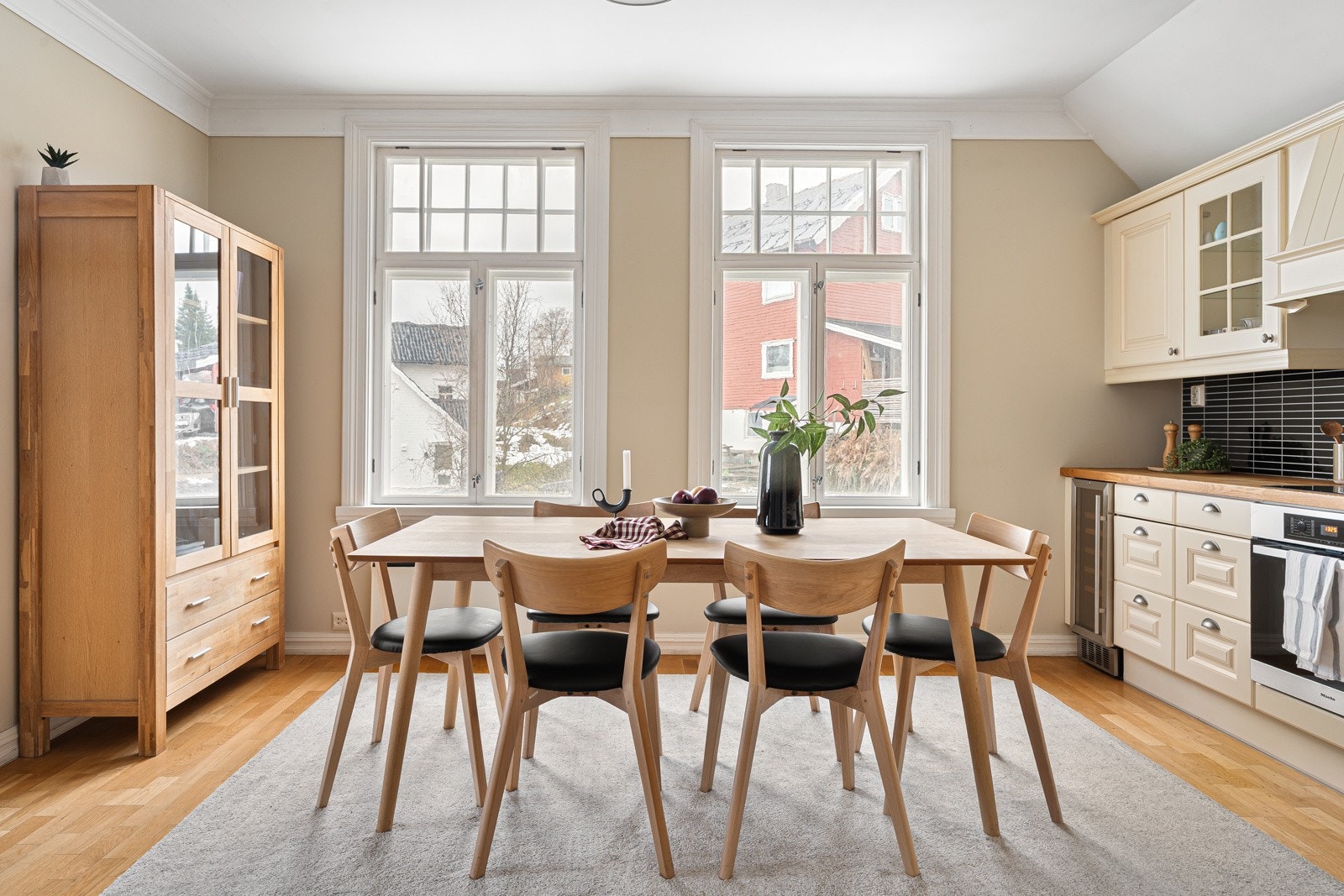 Flere muligheter for å møblere og etablere de sosiale sonene. God plass til stort spisebord.