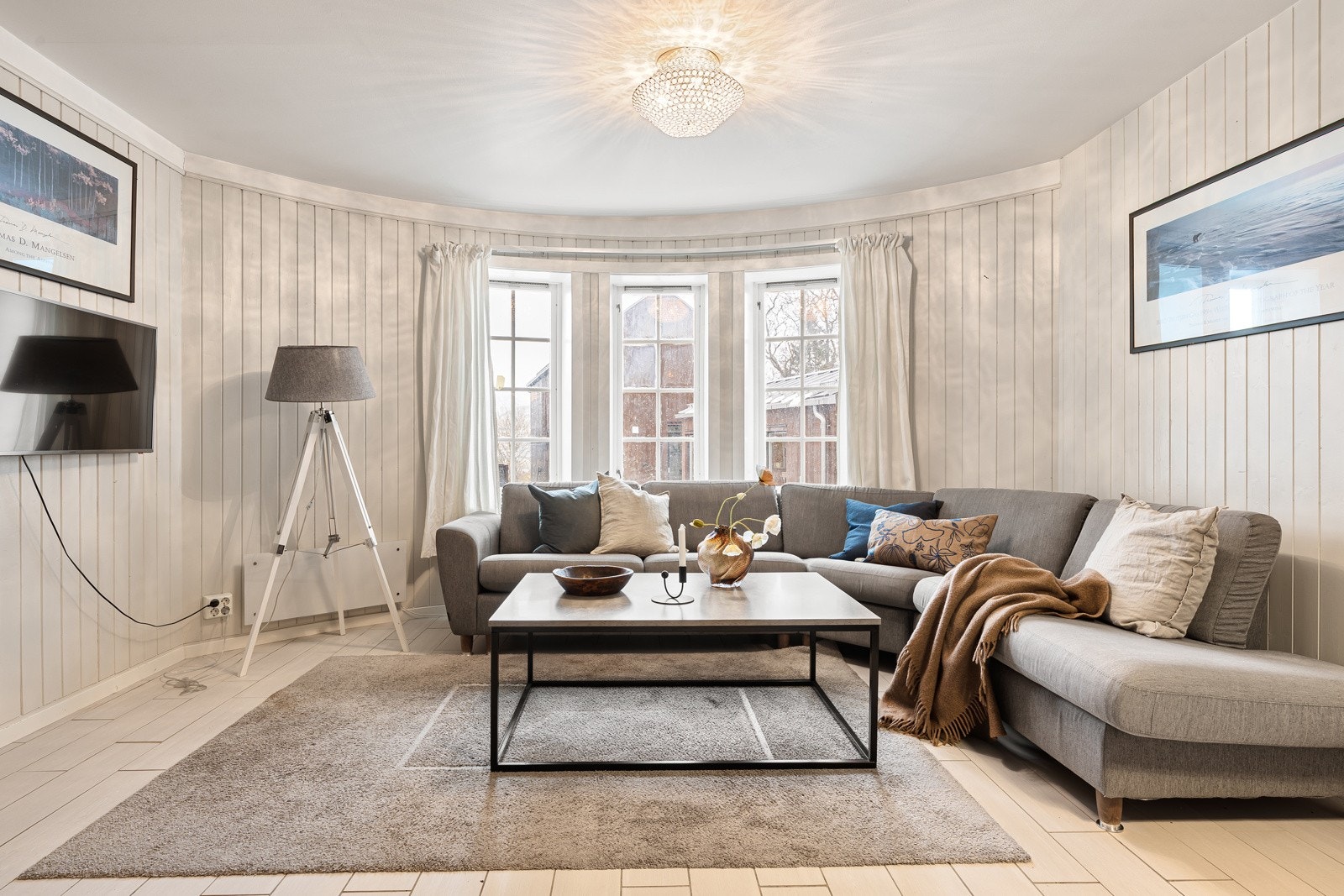 Lys og trivelig stue i kjelleren. God plass til stor sofagruppe.