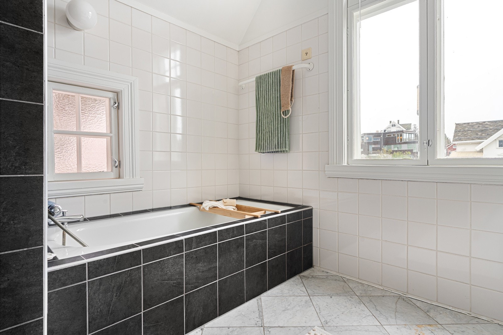 Her er det både badekar og dusjkabinett.