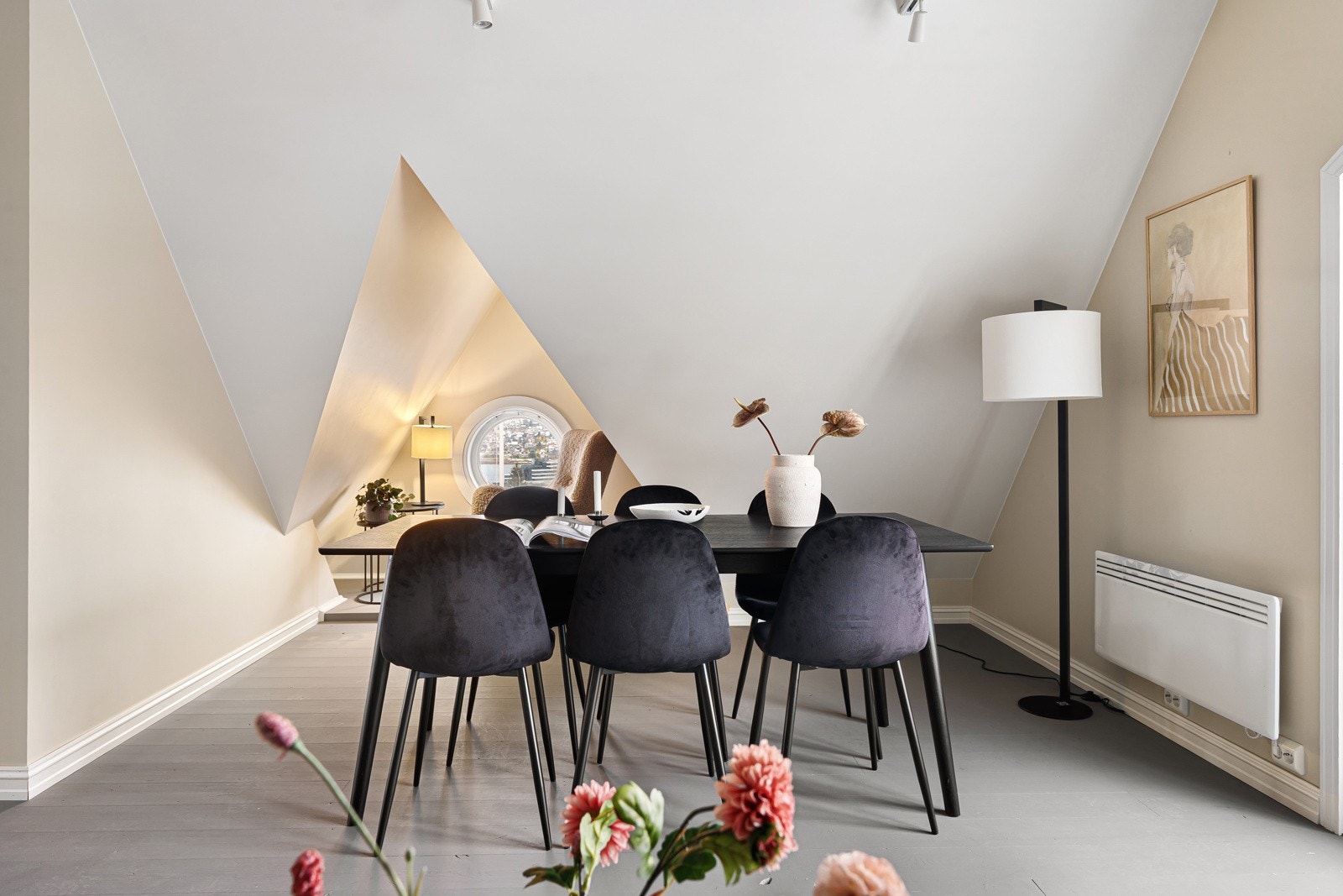 Spisestue på loft.