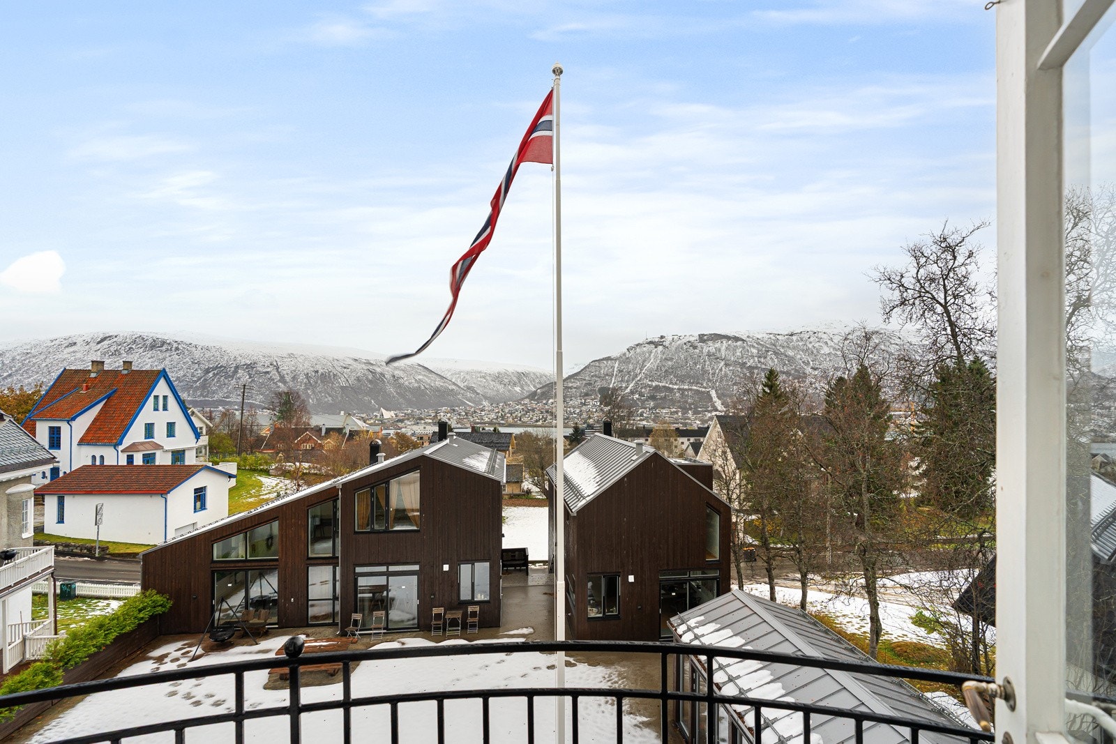 Balkongen i 2. etasje byr på fin utsikt østover, mot Fjellheisen og Ishavskatedralen.