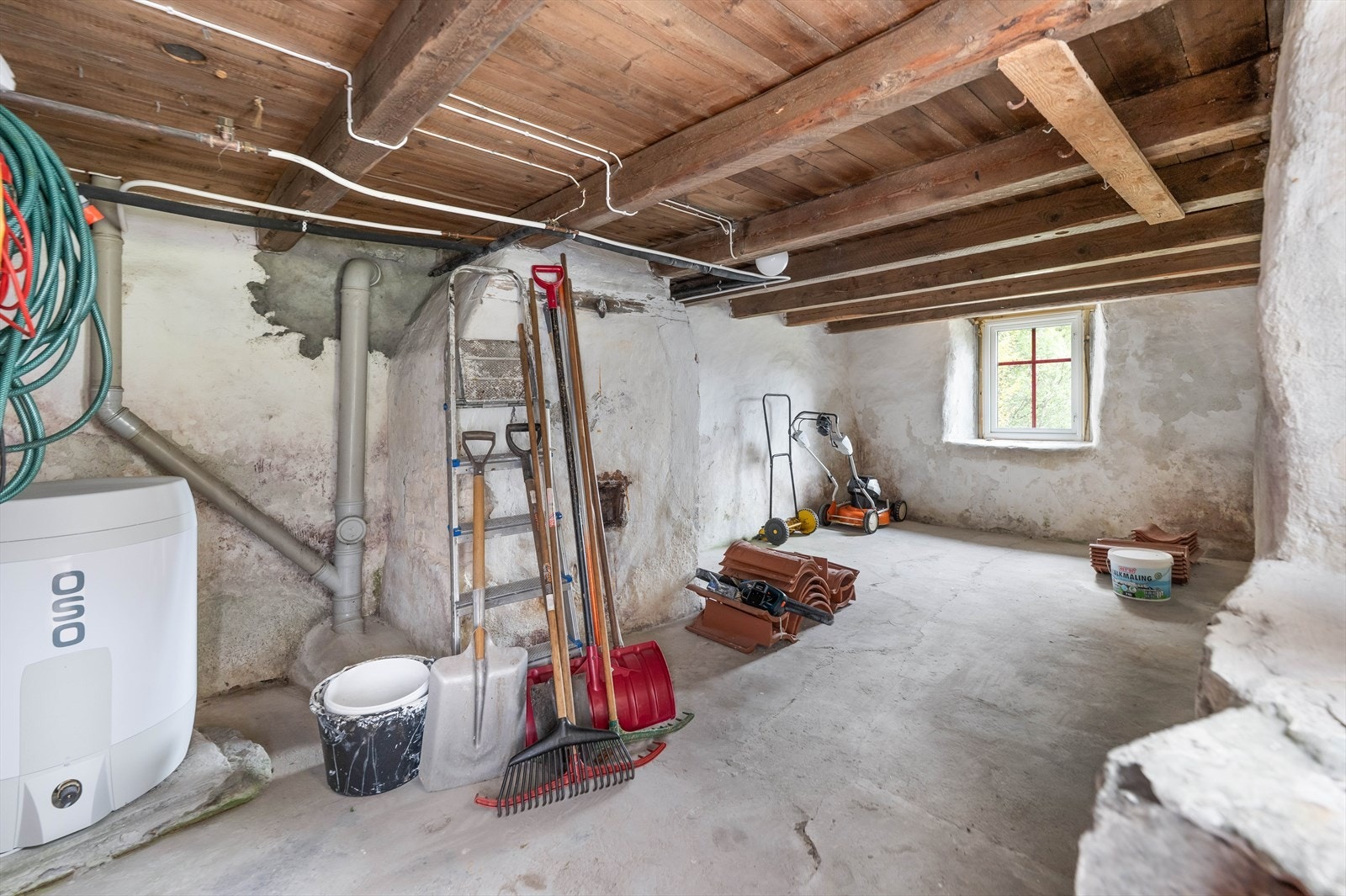 Husets varmtvannstank er plassert her. God plass til lagring. Galleribilde