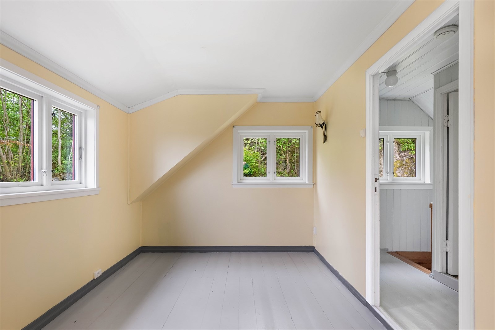 Fra gangen kommer en inn i soverom II. Et flott rom med vinduer både mot nord og vest. Galleribilde