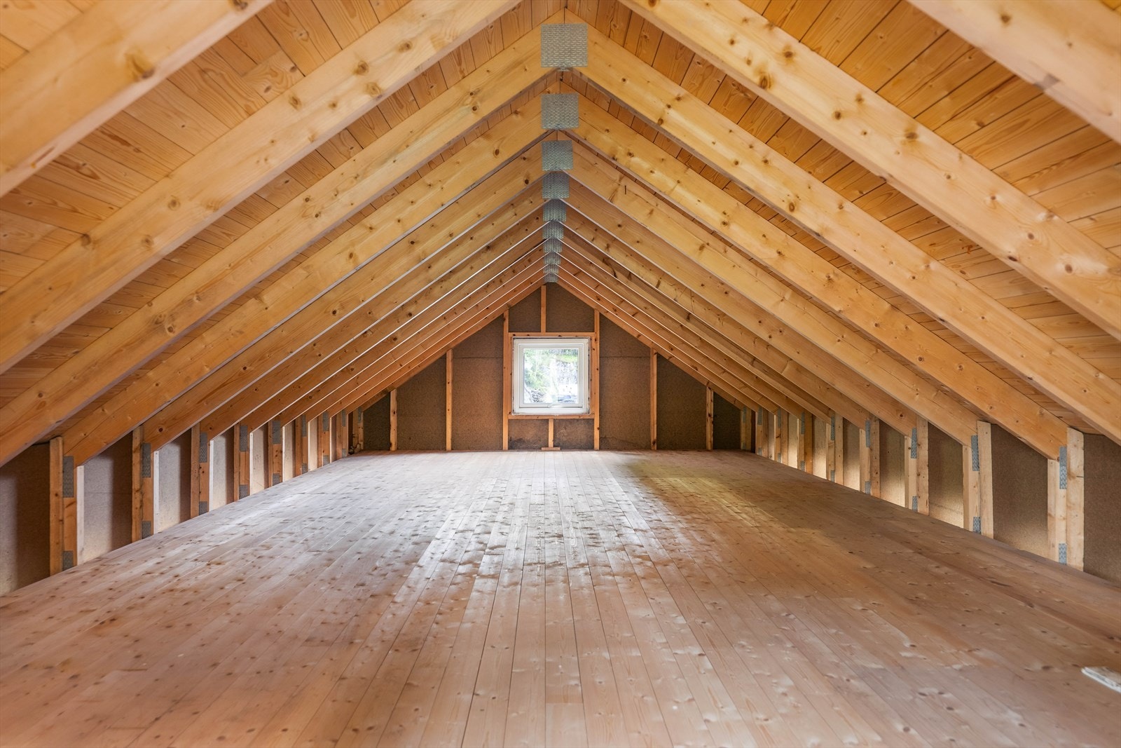 Naustet loft har en takhøyde på omkring 180 cm. og vindu mot innseilingen til Bergen by. Galleribilde