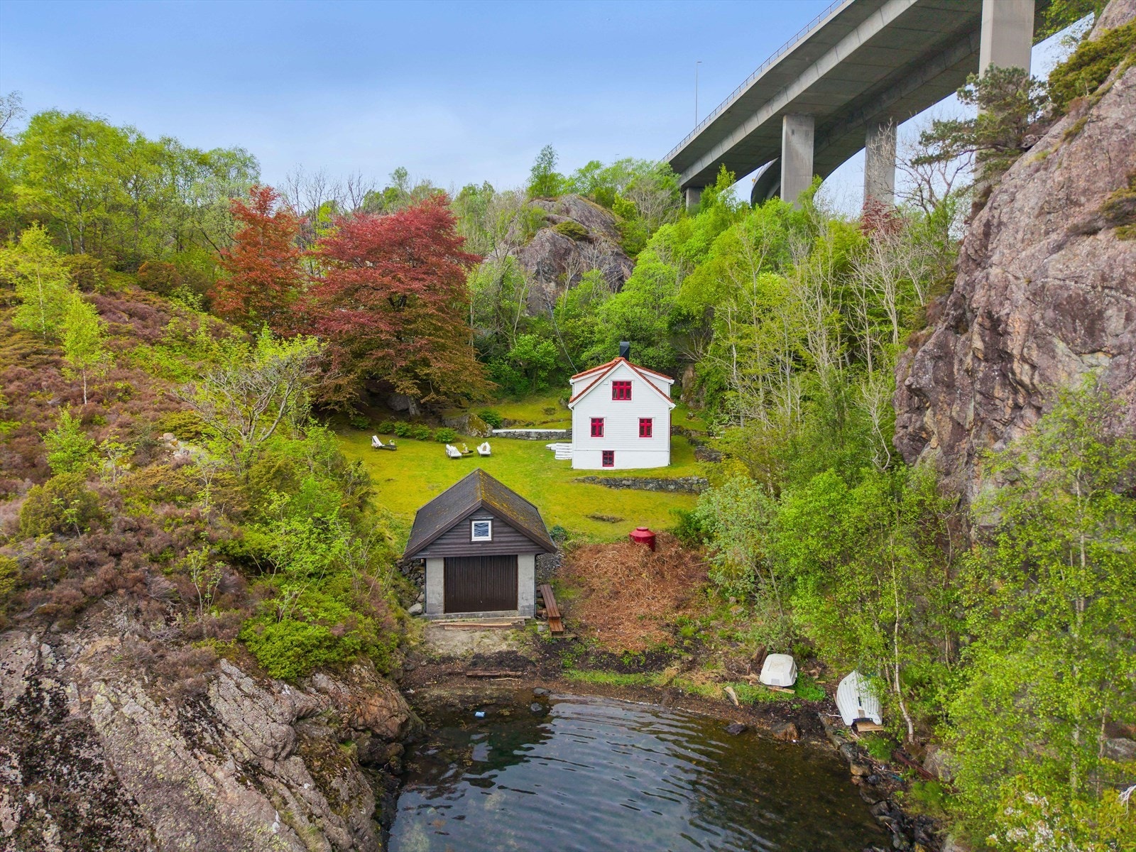 Eiendommen sett fra fjorden. Galleribilde