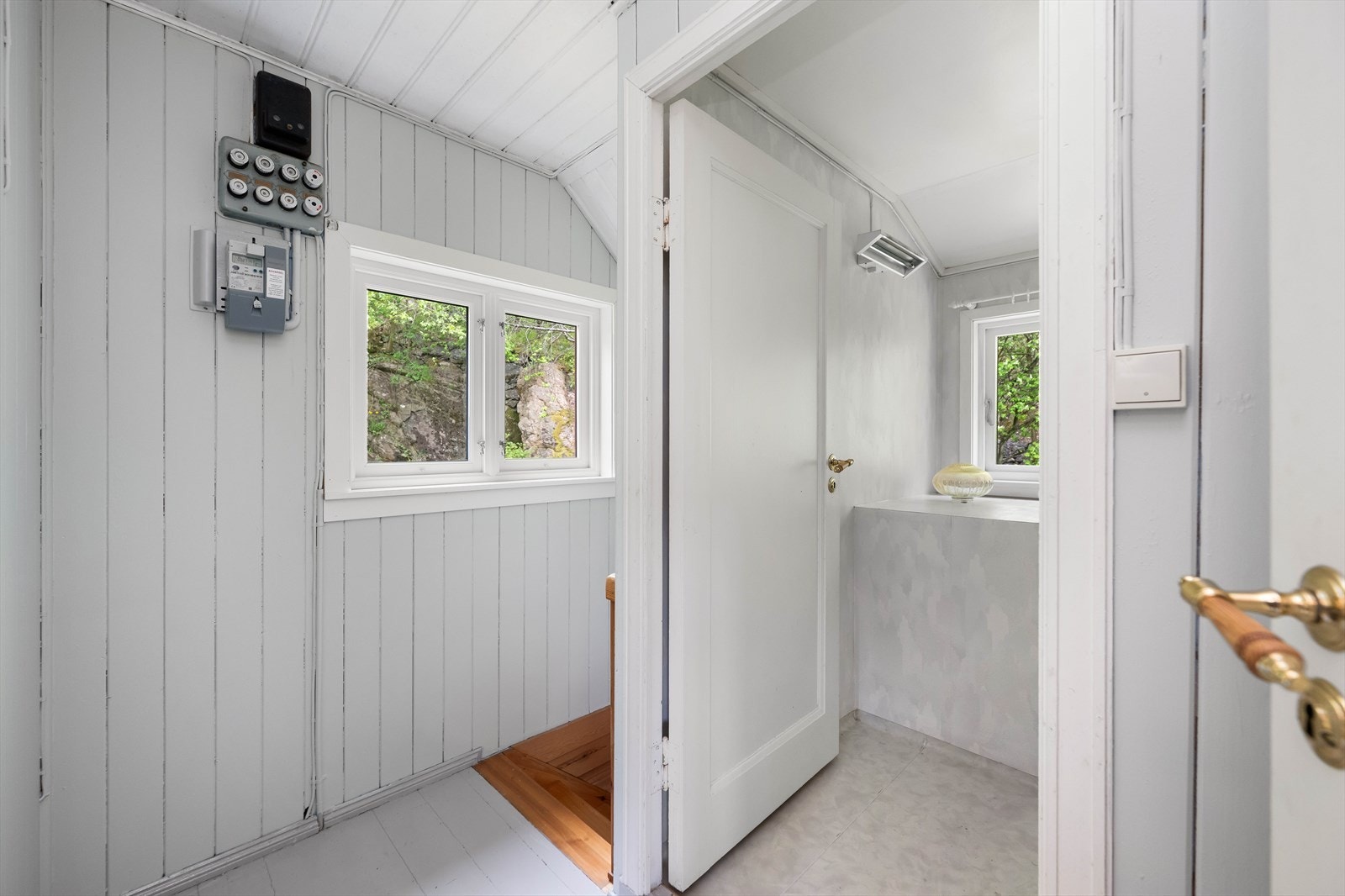 Fra gangen i første etasje kommer en opp i en liten gang med inngang til bad og soverommene. Galleribilde
