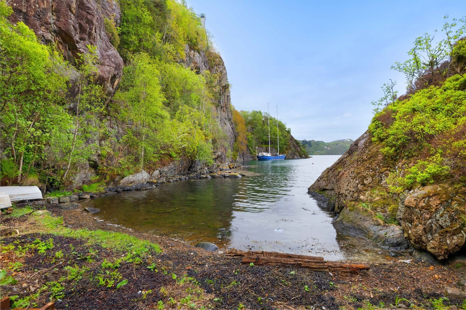 Fra badefjæren har eierne mange gode minner. Eiendommen har også rett til båtfeste på den gamle steinbryggen ved fjellet. Galleribilde