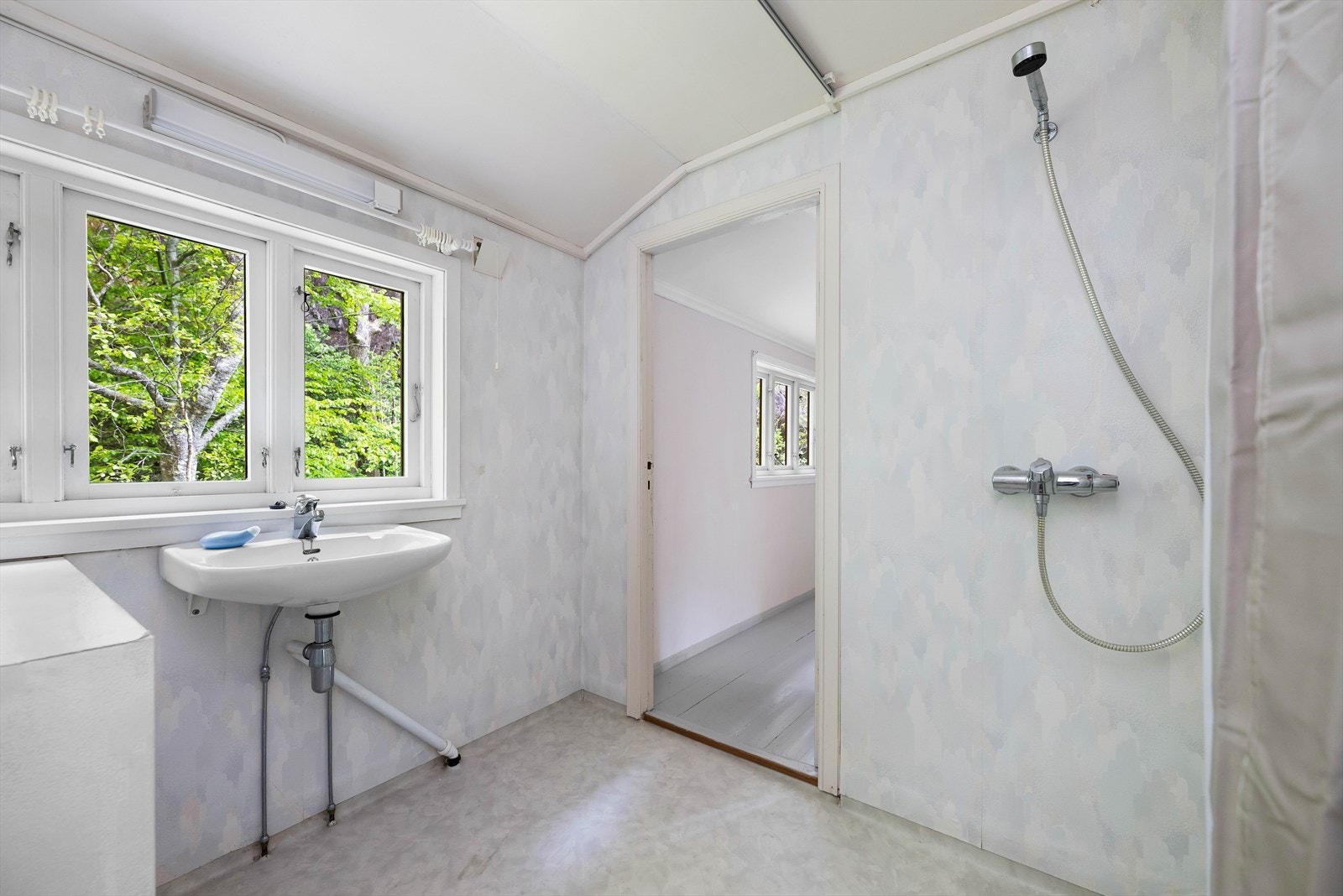 Badet har inngang både fra gangen og det største soverommet. Et enkelt, men praktisk rom. Galleribilde
