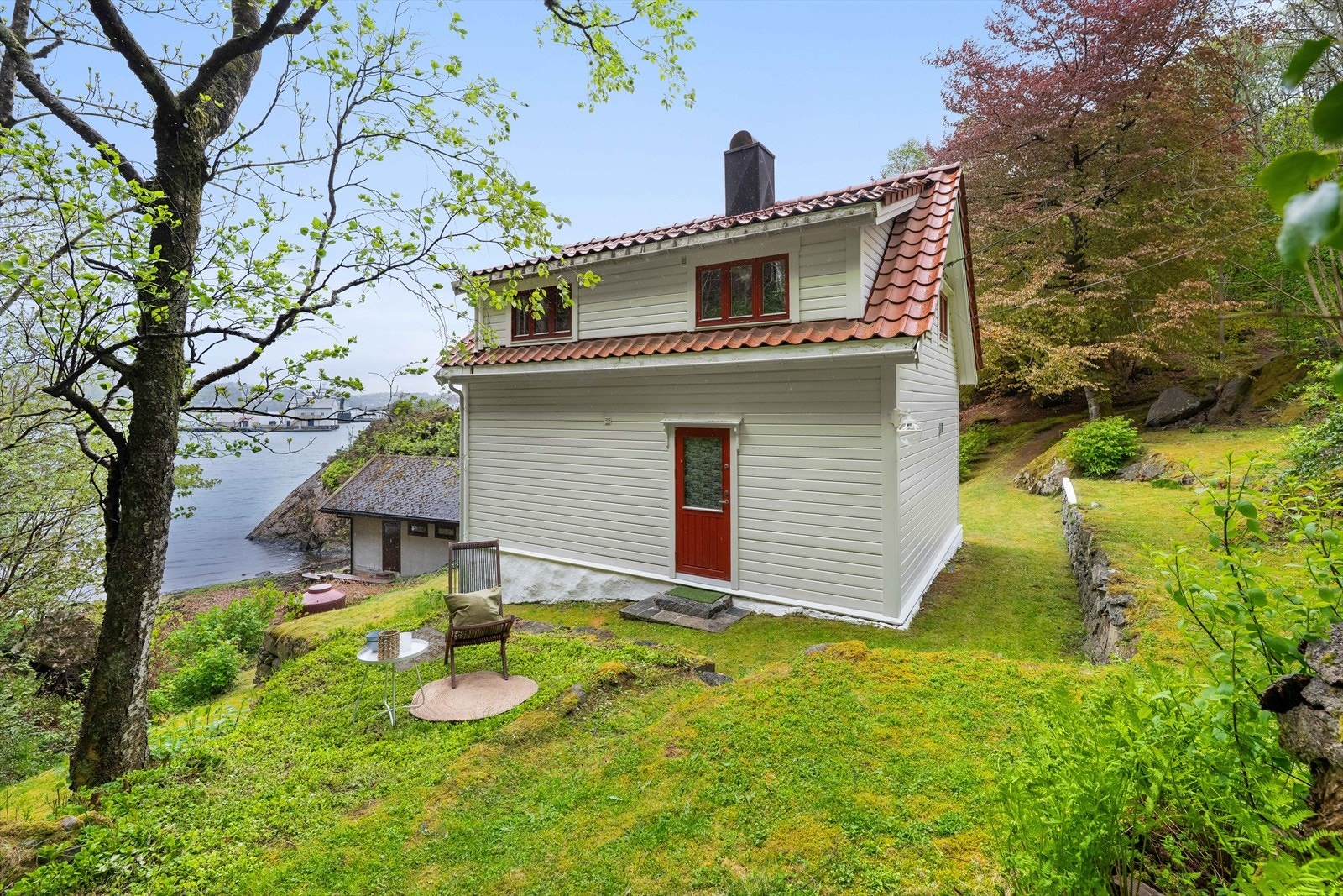 Flere platåer og avsatser på eiendommen. Galleribilde