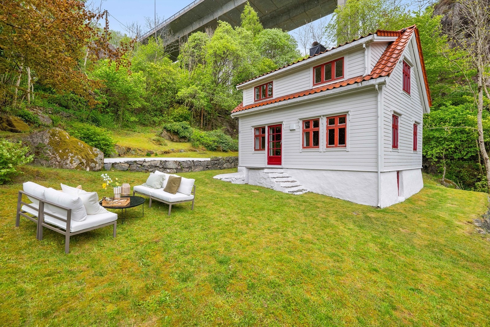 En nydelig eiendom med en fredelig og attraktiv beliggenhet i Skarholmen, mellom Kleppestø og Strusshamn. Galleribilde