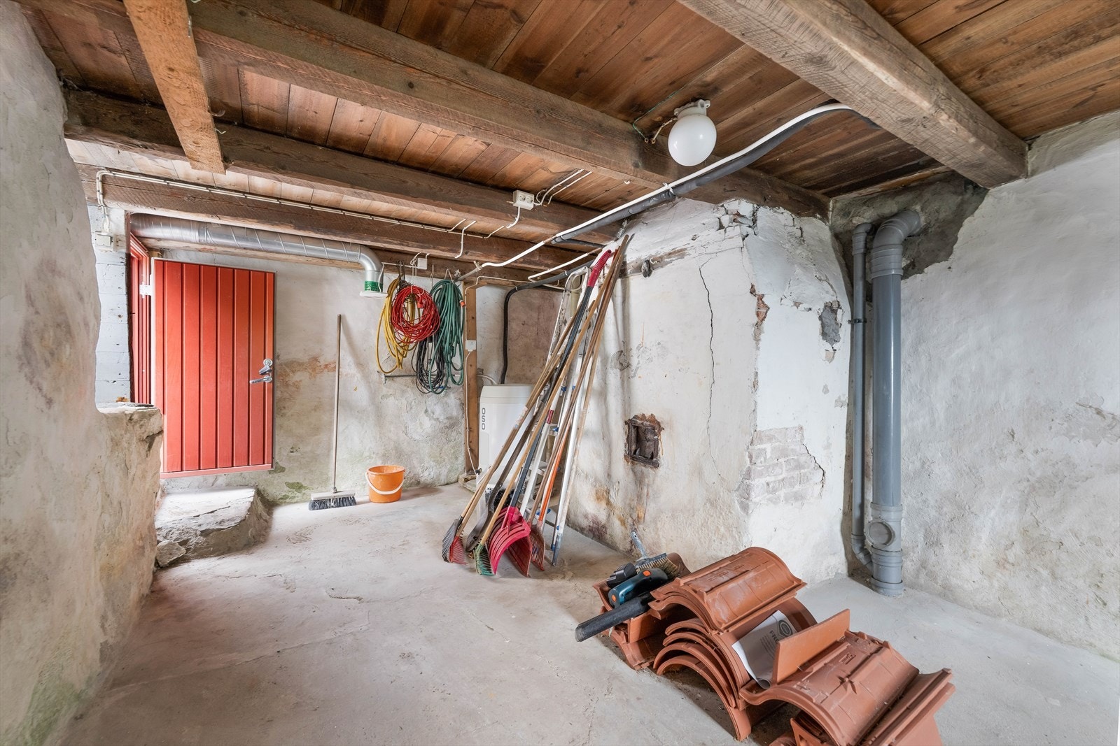 Underetasjen har egen inngang fra hagen i vest. Rommet er ikke målbart grunnet litt lav takhøyde, men er likevel et praktisk og vel anvendt rom. Galleribilde
