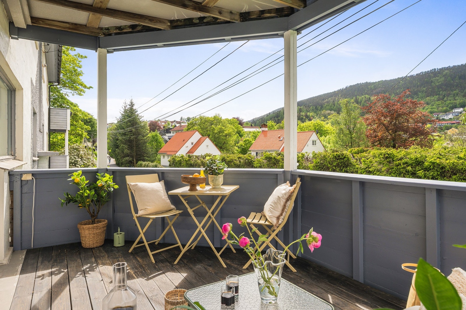 Balkongen blir en naturlig forlengelse av stuen på sommerhalvåret - perfekt for både avslapping og sosiale sammenkomster. Galleribilde
