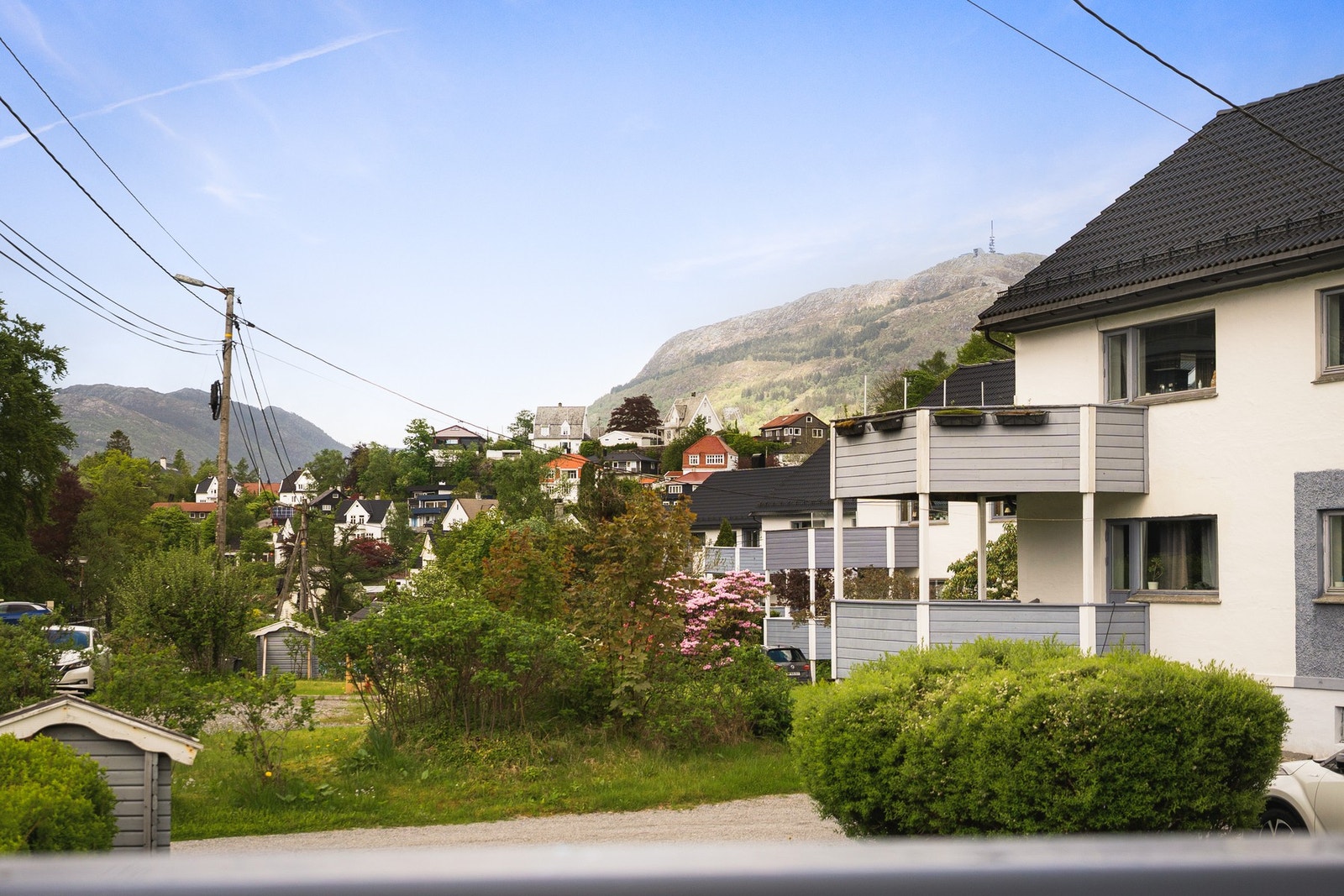 Her bor du i rolige omgivelser med kort vei til både Bergen sentrum, servicetilbud og flotte rekreasjonsområder. Galleribilde