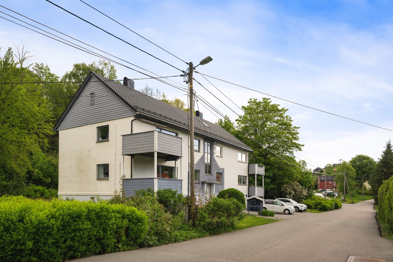 Aksjelaget har vedlikeholdt taket i 2019 og hatt rørfornying i 2024/2025. Galleribilde