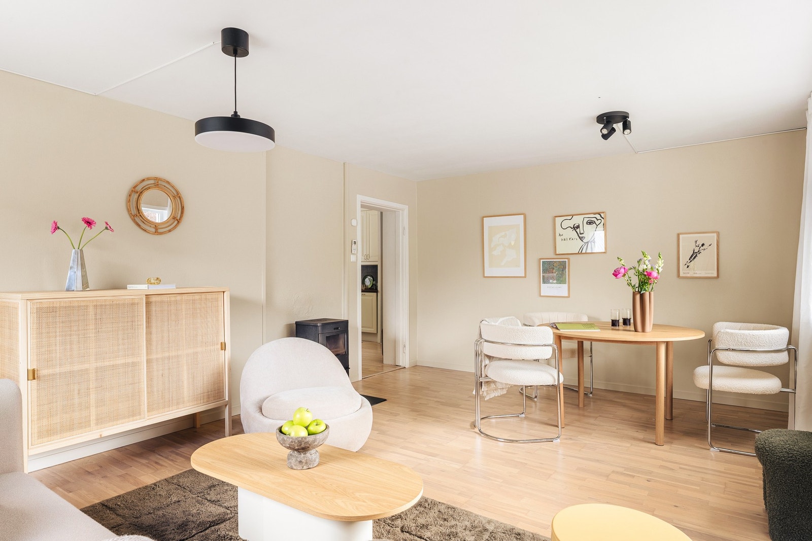 Stuen er malt i en delikat og nøytral farge som gjør det enkelt å møblere etter eget ønske. Galleribilde