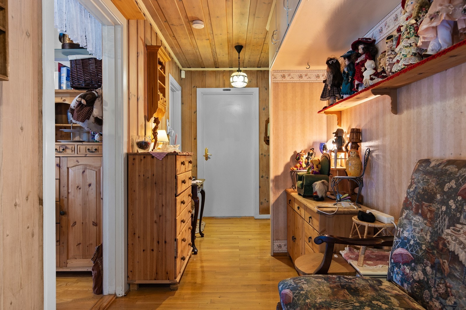 Gang med adkomst til kjøkken, hovedsoverom og stue. Galleribilde